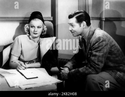 Clark Gable & Jean Harlow film : Saratoga (1933) personnages : Duke Bradley et Carol Clayton 01 mai 1937 **AVERTISSEMENT** cette photographie est destinée à un usage éditorial exclusif et est protégée par les droits d'auteur de MGM et/ou du photographe attribué par la société film ou production et ne peut être reproduite que par des publications dans le cadre de la promotion du film ci-dessus. Un crédit obligatoire pour MGM est requis. Le photographe doit également être crédité lorsqu'il est connu. Aucune utilisation commerciale ne peut être accordée sans l'autorisation écrite de la Société du film. Banque D'Images