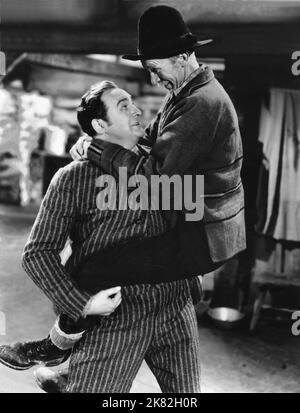 Edward Arnold & Walter Brennan film: Come and Get IT (1938) personnages: Barney Glasgow & Swan Bostrom Directeur: Howard Hawks, Richard Rosson 06 novembre 1936 **AVERTISSEMENT** cette photographie est destinée à un usage éditorial exclusif et est protégée par les droits d'auteur des ARTISTES UNIS et/ou du photographe attribué par la Société de film ou de production et ne peut être reproduite que par des publications dans le cadre de la promotion du film ci-dessus. Un crédit obligatoire pour LES ARTISTES UNIS est requis. Le photographe doit également être crédité lorsqu'il est connu. Aucune utilisation commerciale ne peut être accordée sans l'autorisation écrite de la Société du film Banque D'Images