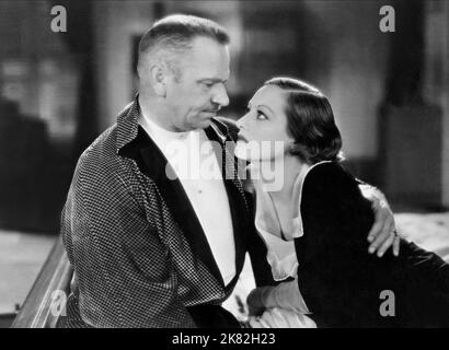 Wallace Beery & Joan Crawford film: Grand Hotel (USA 1932) personnages: Directeur général Preysing & Flaemmchen - The Stenographer Director: Edmund Goulding 12 avril 1932 **AVERTISSEMENT** cette photographie est destinée à un usage éditorial exclusif et est protégée par les droits d'auteur de MGM et/ou du photographe attribué par la Société de film ou de production et ne peut être reproduite que par des publications en conjonction avec la promotion du film ci-dessus. Un crédit obligatoire pour MGM est requis. Le photographe doit également être crédité lorsqu'il est connu. Aucune utilisation commerciale ne peut être accordée sans l'autorisation écrite de la Société du film. Banque D'Images