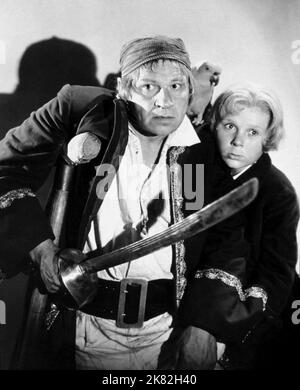 Wallace Beery & Jackie Cooper film Treasure Island (1932) personnages : long John Silver & Jim Hawkins 01 mai 1934 **AVERTISSEMENT** cette photographie est réservée à un usage éditorial et est la propriété de MGM et/ou du photographe désigné par la société de production et ne peut être reproduite que par des publications dans le cadre de la promotion du film ci-dessus. Un crédit obligatoire à MGM est requis. Le photographe doit également être crédité lorsqu'il est connu. Aucune utilisation commerciale ne peut être accordée sans autorisation écrite de The film Company. Banque D'Images