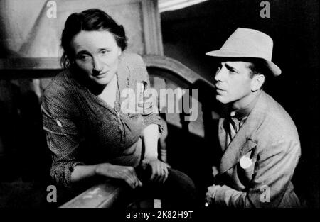 Humphrey Bogart film Dead End (1937) personnages : Hugh 'Baby face' Martin réalisateur : William Wyler 24 août 1937 **AVERTISSEMENT** cette photographie est réservée à un usage éditorial et est la propriété intellectuelle de UNITED ARTISTS et/ou du photographe désigné par la société de production et ne peut être reproduite que par des publications en liaison avec la promotion du film ci-dessus. Un crédit obligatoire pour UNITED ARTISTS est requis. Le photographe doit également être crédité lorsqu'il est connu. Aucune utilisation commerciale ne peut être accordée sans autorisation écrite de The film Company. Banque D'Images