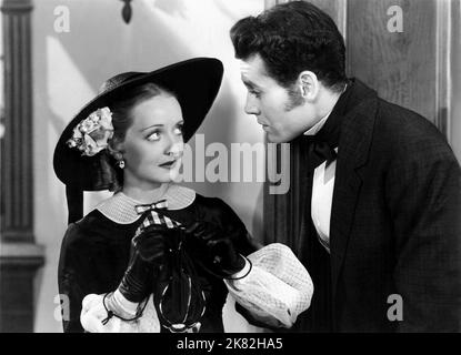 Bette Davis & Henry Fonda film: Jezebel (1938) personnages: Julie & Preston Dillard Directeur: William Wyler 01 mai 1938 **AVERTISSEMENT** cette photographie est à usage éditorial exclusif et est le copyright de WARNER BROS / MACK ELLIOTT et/ou le photographe assigné par la Société de film ou de production et ne peut être reproduite que par des publications en conjonction avec la promotion du film ci-dessus. Un crédit obligatoire pour WARNER BROS / MACK ELLIOTT est requis. Aucune utilisation commerciale ne peut être accordée sans l'autorisation écrite de la Société du film. Banque D'Images