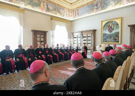 Le Pape François reçoit en audience les évêques du Brésil sur la visite 'ad Limina Apostolorum' au Vatican. Italia, Roma, Vaticano, 2022/10/20 . Papa Francesco riceve in udienza i vescovi del Brasile in visita 'ad Limina Apostolorum' in Vaticano. Photographie de Vatican Mediia/Catholic Press photo LIMITÉE À L'USAGE ÉDITORIAL - PAS DE MARKETING - PAS DE CAMPAGNES PUBLICITAIRES. Crédit : Agence photo indépendante/Alamy Live News Banque D'Images