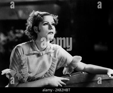 Greta Garbo film as You Desire me (1932) personnages : Zara aka Maria 28 mai 1932 **AVERTISSEMENT** cette photographie est réservée à un usage éditorial et est protégée par le copyright de MGM et/ou du photographe désigné par le film ou la société de production et ne peut être reproduite que par des publications dans le cadre de la promotion du film ci-dessus. Un crédit obligatoire à MGM est requis. Le photographe doit également être crédité lorsqu'il est connu. Aucune utilisation commerciale ne peut être accordée sans autorisation écrite de The film Company. Banque D'Images