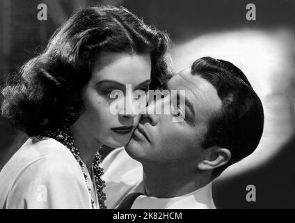 Hedy Lamarr & Robert Taylor film: Lady of the Tropics (1936) personnages: Manon deVargnes Carey, AKA Kira Kim & William 'Bill' Carey 01 mai 1939 **AVERTISSEMENT** cette photographie est à usage éditorial exclusif et est le copyright de MGM et/ou le photographe assigné par la Société de film ou de production et ne peut être reproduite que par des publications en conjonction avec la promotion du film ci-dessus. Un crédit obligatoire pour MGM est requis. Le photographe doit également être crédité lorsqu'il est connu. Aucune utilisation commerciale ne peut être accordée sans l'autorisation écrite de la Société du film. Banque D'Images