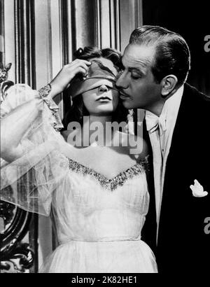 Greta Garbo & Melvyn Douglas film Ninotchka (USA 1939) personnages : Nina Yakushova 'Ninotchka' Ivanoff & Leon - Comte d'Agoult réalisateur : Ernst Lubitsch 09 novembre 1939 **AVERTISSEMENT** cette photographie est à usage éditorial exclusif et est la propriété de MGM et/ou du photographe assigné par la société de production et ne peut être reproduite que par des publications en liaison avec la promotion du film ci-dessus. Un crédit obligatoire à MGM est requis. Le photographe doit également être crédité lorsqu'il est connu. Aucune utilisation commerciale ne peut être accordée sans autorisation écrite de The film Company. Banque D'Images