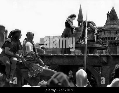 Maureen O'Hara, Charles Laughton film: The Hunchback of notre Dame (USA 1939) personnages: ,Quasimodo Directeur: William Dieterle 29 décembre 1939 **AVERTISSEMENT** cette photographie est à usage éditorial exclusif et est le copyright des IMAGES RKO et/ou du photographe assigné par la Société de film ou de production et ne peut être reproduite que par des publications en conjonction avec la promotion du film ci-dessus. Un crédit obligatoire pour LES PHOTOS RKO est requis. Le photographe doit également être crédité lorsqu'il est connu. Aucune utilisation commerciale ne peut être accordée sans l'autorisation écrite de la Société du film. Banque D'Images