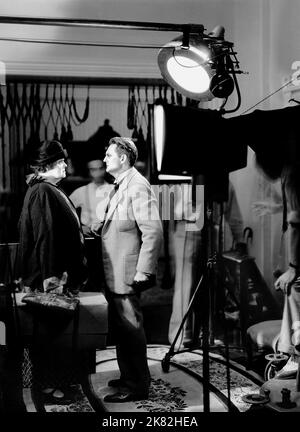 Marie Dressler, Lionel Barrymore film: Her Sweetheart (1927) personnages: Abby,Dr. Milton Haggett 01 mai 1933 **AVERTISSEMENT** cette photographie est destinée à un usage éditorial exclusif et est protégée par les droits d'auteur de MGM et/ou du photographe attribué par la Société de film ou de production et ne peut être reproduite que par des publications dans le cadre de la promotion du film ci-dessus. Un crédit obligatoire pour MGM est requis. Le photographe doit également être crédité lorsqu'il est connu. Aucune utilisation commerciale ne peut être accordée sans l'autorisation écrite de la Société du film. Banque D'Images