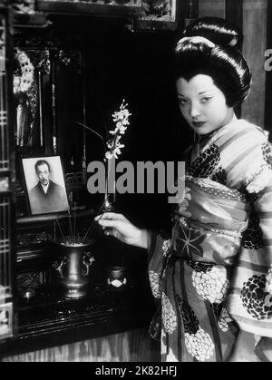 Sylvia Sidney film: Madame Butterfly (1937) personnages: Cho-Cho San 30 décembre 1932 **AVERTISSEMENT** cette photographie est destinée à un usage éditorial exclusif et est le copyright de PARAMOUNT et/ou du photographe assigné par la Société de film ou de production et ne peut être reproduite que par des publications en conjonction avec la promotion du film ci-dessus. Un crédit obligatoire pour PARAMOUNT est requis. Le photographe doit également être crédité lorsqu'il est connu. Aucune utilisation commerciale ne peut être accordée sans l'autorisation écrite de la Société du film. Banque D'Images