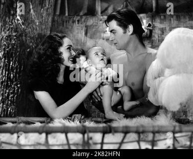 Maureen O'Sullivan,Johnny Weissmuller film: Tarzan Retrouves A son (USA 1939) personnages: ,Tarzan Directeur: Richard Thorpe 16 juin 1939 **AVERTISSEMENT** cette photographie est à usage éditorial exclusif et est le droit d'auteur de MGM et/ou du photographe assigné par la Société de film ou de production et ne peut être reproduite que par des publications en conjonction avec la promotion du film ci-dessus. Un crédit obligatoire pour MGM est requis. Le photographe doit également être crédité lorsqu'il est connu. Aucune utilisation commerciale ne peut être accordée sans l'autorisation écrite de la Société du film. Banque D'Images