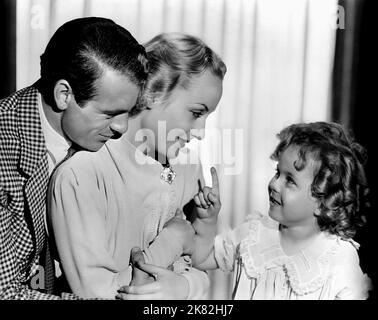 Gary Cooper, Carole Lombard & Shirley Temple film: Now and Forever (USA 1934) personnages: Jerry Day,Toni Carstairs Day & Penelope 'Penny' Day Directeur: Henry Hathaway 31 août 1934 **AVERTISSEMENT** cette photographie est destinée à un usage éditorial exclusif et est le copyright des IMAGES PARAMOUNT et/ou le photographe assigné par la Société de film ou de production et ne peut être reproduite que par des publications en conjonction avec la promotion du film ci-dessus. Un crédit obligatoire pour LES PHOTOS PARAMOUNT est requis. Le photographe doit également être crédité lorsqu'il est connu. Aucune utilisation commerciale ne peut être accordée sans écrit Banque D'Images