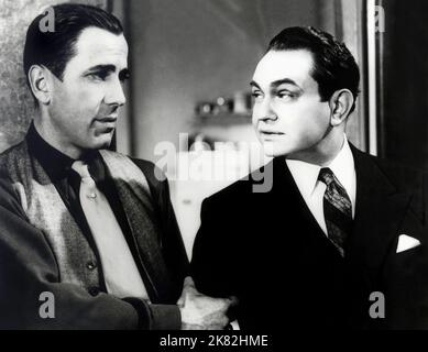 Humphrey Bogart & Edward G. Robinson film: The Amazing Dr. Clitterhouse (1938) personnages: 'Rockss' Valentine & Dr. T.S. Clitterhouse Directeur: Anatole Litvak 20 juillet 1938 **AVERTISSEMENT** cette photographie est à usage éditorial seulement et est le copyright de WARNER BROS et/ou le photographe assigné par la Société de film ou de production et ne peut être reproduite que par des publications dans le cadre de la promotion du film ci-dessus. Un crédit obligatoire pour WARNER BROS est requis. Le photographe doit également être crédité lorsqu'il est connu. Aucune utilisation commerciale ne peut être accordée sans l'autorisation écrite du film Banque D'Images