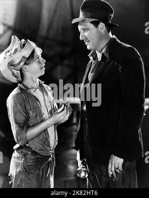 Mickey Rooney & Spencer Tracy film Boys Town (1938) réalisateur : Norman Taurog 08 septembre 1938 **AVERTISSEMENT** cette photographie est réservée à un usage éditorial et est protégée par les droits d'auteur de MGM et/ou du photographe désigné par le film ou la société de production et ne peut être reproduite que par des publications dans le cadre de la promotion du film ci-dessus. Un crédit obligatoire à MGM est requis. Le photographe doit également être crédité lorsqu'il est connu. Aucune utilisation commerciale ne peut être accordée sans autorisation écrite de The film Company. Banque D'Images
