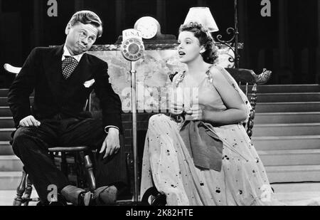 Mickey Rooney & Judy Garland film: Babes in Arms (1939) Directeur: Busby Berkeley 01 mai 1939 **AVERTISSEMENT** cette photographie est destinée à un usage éditorial exclusif et est protégée par les droits d'auteur de MGM et/ou du photographe attribué par la Société de film ou de production et ne peut être reproduite que par des publications dans le cadre de la promotion du film ci-dessus. Un crédit obligatoire pour MGM est requis. Le photographe doit également être crédité lorsqu'il est connu. Aucune utilisation commerciale ne peut être accordée sans l'autorisation écrite de la Société du film. Banque D'Images