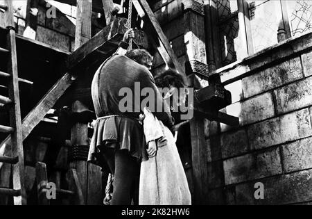 Charles Laughton & Maureen O'Hara film: The Hunchback of notre Dame (USA 1939) personnages: Quasimodo, Esmeralda Directeur: William Dieterle 29 décembre 1939 **AVERTISSEMENT** cette photographie est à usage éditorial exclusif et est le copyright des IMAGES RKO et/ou du photographe assigné par la Société de film ou de production et ne peut être reproduite que par des publications en conjonction avec la promotion du film ci-dessus. Un crédit obligatoire pour LES PHOTOS RKO est requis. Le photographe doit également être crédité lorsqu'il est connu. Aucune utilisation commerciale ne peut être accordée sans l'autorisation écrite de la Société du film. Banque D'Images