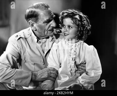 C. Aubrey Smith & Shirley Temple film : Wee Willie Winkie (1934) personnages : Col. Williams, Priscilla 'Winkie' Williams Directeur : John Ford 30 juillet 1937 **AVERTISSEMENT** cette photographie est à usage éditorial exclusif et est le droit d'auteur de 20th CENTURY FOX et/ou le photographe assigné par la Société de film ou de production et ne peut être reproduite que par des publications dans le cadre de la promotion du film ci-dessus. Un crédit obligatoire à 20th CENTURY FOX est requis. Le photographe doit également être crédité lorsqu'il est connu. Aucune utilisation commerciale ne peut être accordée sans l'autorisation écrite de la Société du film. Banque D'Images