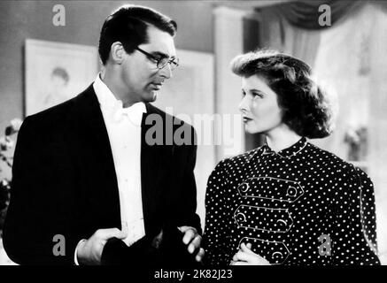 Katharine Hepburn & Cary Grant film: BringUp Baby (1937) Directeur: Howard Hawks 18 février 1938 **AVERTISSEMENT** cette photographie est à usage éditorial exclusif et est le droit d'auteur de RKO RADIO et/ou le photographe assigné par la Société de film ou de production et ne peut être reproduite que par des publications dans le cadre de la promotion du film ci-dessus. Un crédit obligatoire pour LA RADIO RKO est requis. Le photographe doit également être crédité lorsqu'il est connu. Aucune utilisation commerciale ne peut être accordée sans l'autorisation écrite de la Société du film. Banque D'Images