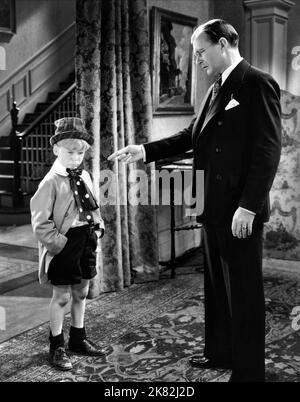 Jackie Cooper & Willard Robertson film: Skippy (1931) personnages: Skippy, Dr. Skinner Directeur: Norman Taurog 02 avril 1931 **AVERTISSEMENT** cette photographie est destinée à un usage éditorial exclusif et est protégée par les droits d'auteur des IMAGES DE PARAMOUNT et/ou du photographe attribué par la Société de film ou de production et ne peut être reproduite que par des publications en conjonction avec la promotion du film ci-dessus. Un crédit obligatoire pour LES PHOTOS PARAMOUNT est requis. Le photographe doit également être crédité lorsqu'il est connu. Aucune utilisation commerciale ne peut être accordée sans l'autorisation écrite de la Société du film. Banque D'Images