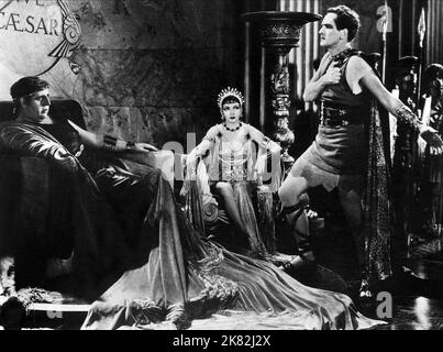 Charles Laughton, Claudette Colbert & Fredric March film: The Sign of the Cross (USA 1932) personnages: Empereur Nero Claudius Caesar, impératrice Poppea, Marcus Superbus - Préfet de Rome Directeur: Cecil B. DeMille 30 novembre 1932 **AVERTISSEMENT** cette photographie est destinée à un usage éditorial exclusif et est protégée par les droits d'auteur des IMAGES ET/ou du photographe assigné par la Société de film ou de production et ne peut être reproduite que par des publications en conjonction avec la promotion du film ci-dessus. Un crédit obligatoire pour LES PHOTOS PARAMOUNT est requis. Le photographe doit également être crédité lorsqu'il est connu. Non Banque D'Images