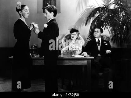 Margaret Hamilton, Bobby Jordan, Ruth Donnelly & Edward G. Robinson film: Un léger cas de meurtre (1932) personnages: Mme Cagle, Douglas Fairbanks Rosenbloom, Nora Marco, Remy Marco Directeur: Lloyd Bacon 26 février 1938 **AVERTISSEMENT** cette photographie est à usage éditorial exclusif et est le copyright de WARNER et/ou le photographe assigné par la Société de film ou de production et ne peut être reproduite que par des publications dans le cadre de la promotion du film ci-dessus. Un crédit obligatoire pour WARNER est requis. Le photographe doit également être crédité lorsqu'il est connu. Aucune utilisation commerciale ne peut être accordée Banque D'Images