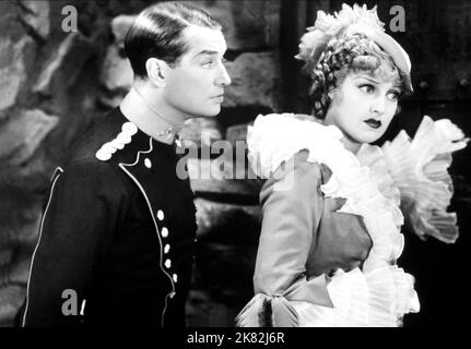 Maurice Chevalier & Jeanette Macdonald film: La veuve Joyeuse (1933) personnages: Comte Danilo, Madame Sonia / Fifi Directeur: Ernst Lubitsch 01 mai 1934 **AVERTISSEMENT** cette photographie est destinée à un usage éditorial exclusif et est protégée par les droits d'auteur de MGM et/ou du photographe attribué par la Société de film ou de production et ne peut être reproduite que par des publications en conjonction avec la promotion du film ci-dessus. Un crédit obligatoire pour MGM est requis. Le photographe doit également être crédité lorsqu'il est connu. Aucune utilisation commerciale ne peut être accordée sans l'autorisation écrite de la Société du film. Banque D'Images