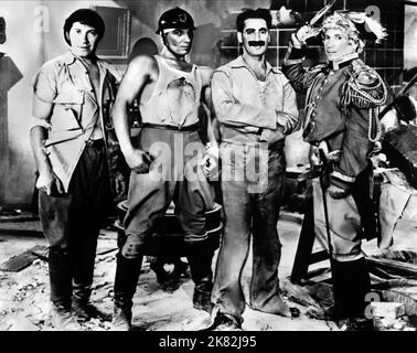 Chico Marx, Zeppo Marx, Groucho Marx et Harpo Marx film: Duck Soup; Marx Brothers: Duck Soup (USA 1933) personnages: (Images d'archives), (images d'archives), (images d'archives), (images d'archives) / The Marx Brothers Directeur: Leo Mccarey 12 novembre 1933 **AVERTISSEMENT** cette photographie est destinée à un usage éditorial exclusif et est le copyright des IMAGES PARAMOUNT et/ou le photographe assigné par la Société de film ou de production et ne peut être reproduite que par des publications en conjonction avec la promotion du film ci-dessus. Un crédit obligatoire pour LES PHOTOS PARAMOUNT est requis. Le photographe doit également être cr Banque D'Images