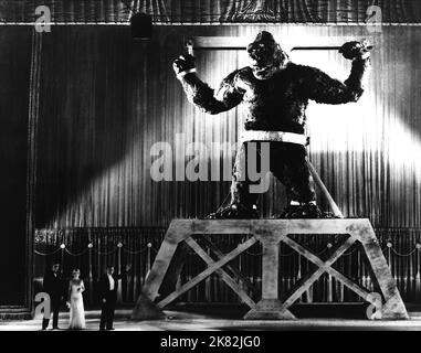 Bruce Cabot, Fay Wray, Robert Armstrong & Gorrila film: King Kong (USA 1933) personnages: John Driscoll, Ann Darrow, Carl Denham Directeur: Merian C. Cooper, E Schoedsack 07 mars 1933 **AVERTISSEMENT** cette photographie est destinée à un usage éditorial exclusif et est protégée par les droits d'auteur de RKO et/ou du photographe attribué par la Société de film ou de production et ne peut être reproduite que par des publications dans le cadre de la promotion du film ci-dessus. Un crédit obligatoire pour RKO est requis. Le photographe doit également être crédité lorsqu'il est connu. Aucune utilisation commerciale ne peut être accordée sans l'autorisation écrite de film Comp Banque D'Images