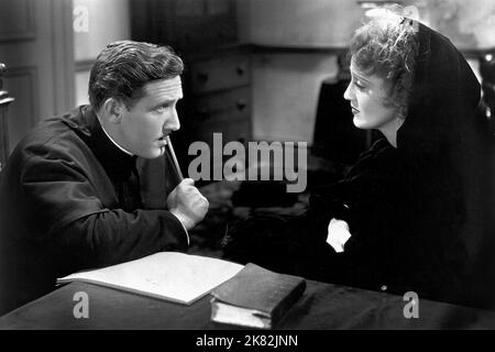 Spencer Tracy & Jeanette Macdonald film: San Francisco (1936) personnages: Père Mullin & Mary Blake Directeur: W.S. Van Dyke 26 juin 1936 **AVERTISSEMENT** cette photographie est destinée à un usage éditorial exclusif et est le copyright de MGM et/ou du photographe assigné par la Société de film ou de production et ne peut être reproduite que par des publications en conjonction avec la promotion du film ci-dessus. Un crédit obligatoire pour MGM est requis. Le photographe doit également être crédité lorsqu'il est connu. Aucune utilisation commerciale ne peut être accordée sans l'autorisation écrite de la Société du film. Banque D'Images