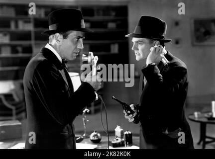 Humphrey Bogart & James Cagney film: Angels with Dirty faces (1935) personnages: James Frazier, Rocky Sullivan Directeur: Michael Curtiz 24 novembre 1938 **AVERTISSEMENT** cette photographie est à usage éditorial exclusif et est le copyright de WARNER BROS et/ou le photographe assigné par la Société du film ou de la production et ne peut être reproduite que par des publications dans le cadre de la promotion du film ci-dessus. Un crédit obligatoire pour WARNER BROS est requis. Le photographe doit également être crédité lorsqu'il est connu. Aucune utilisation commerciale ne peut être accordée sans l'autorisation écrite de la Société du film. Banque D'Images