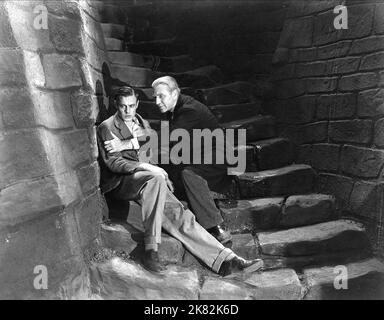 Colin Clive & Edward Van Sloan film: Frankenstein (USA 1931) personnages: Dr. Henry Frankenstein, Dr. Waldman Directeur: James Whale 21 novembre 1931 **AVERTISSEMENT** cette photographie est destinée à un usage éditorial exclusif et est le droit d'auteur d'UNIVERSAL et/ou du photographe assigné par la Société de film ou de production et ne peut être reproduite que par des publications en conjonction avec la promotion du film ci-dessus. Un crédit obligatoire pour UNIVERSEL est requis. Le photographe doit également être crédité lorsqu'il est connu. Aucune utilisation commerciale ne peut être accordée sans l'autorisation écrite de la Société du film. Banque D'Images