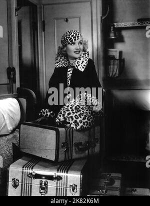Carole Lombard film Twentieth Century (1934) personnages : Lily Garland aka Mildred Plotka réalisateur : Howard Hawks 03 mai 1934 **AVERTISSEMENT** cette photographie est à usage éditorial seulement et est la propriété de COLUMBIA PICTURES et/ou du photographe désigné par The film or production Company et ne peut être reproduite que par des publications en liaison avec la promotion du film ci-dessus. Un crédit obligatoire pour COLUMBIA PICTURES est requis. Le photographe doit également être crédité lorsqu'il est connu. Aucune utilisation commerciale ne peut être accordée sans autorisation écrite de The film Company. Banque D'Images