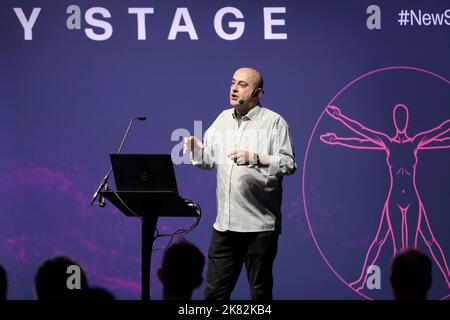 Moheb Costandi donnant un discours intitulé «le corps et la conscience de soi», sur la scène de l'esprit et du corps, à New Scientist Live 2022 Banque D'Images