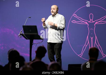 Moheb Costandi donnant un discours intitulé «le corps et la conscience de soi», sur la scène de l'esprit et du corps, à New Scientist Live 2022 Banque D'Images