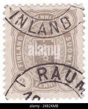 FINLANDE - 1881 : timbre-poste gris de 2 penni représentant des armoiries et des cornes de poteau dans un cadre ovale Banque D'Images