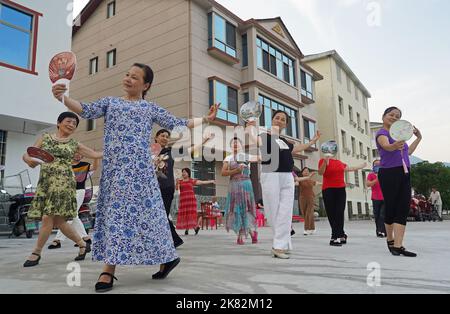 (221020) -- BEIJING, 20 octobre 2022 (Xinhua) -- les touristes dansent dans le village de Sanping de Zhongyuan, dans le comté de Jing'an, dans la province de Jiangxi, en Chine orientale, à 27 juillet 2022. Sanping, autrefois un village pauvre, est maintenant devenu une station balnéaire populaire. (Xinhua/WAN Xiang) Banque D'Images