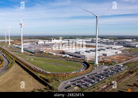 Leipzig, Allemagne. 20th octobre 2022. 20 octobre 2022, Saxe, Leipzig: Les éoliennes tournent sur le terrain de l'usine BMW de Leipzig (vue aérienne avec drone). L'usine est à l'origine de la transformation de la mobilité en entraînements électriques. Huit nouvelles lignes de production de composants électroniques seront construites d'ici 2024. Les deux lignes de modules de batterie existantes seront élargies l'année prochaine avec l'ajout d'une autre ligne et de cinq lignes de peinture cellulaire. Cette opération sera suivie en 2024 par la mise en service de deux nouvelles lignes de montage de batterie haute tension. De plus, le premier brûleur flexible à combustible pour un sèche-peinture a été commissione Banque D'Images