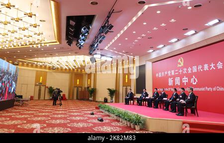 Pékin, Chine. 20th octobre 2022. (221020) -- BEIJING, 20 octobre 2022 (Xinhua) -- les porte-parole des délégations de Qinghai, Ningxia, Xinjiang, le Parti central et les organes d'État, les institutions financières centrales et les entreprises centrales (à Beijing) Au Congrès national de 20th du Parti communiste de Chine (PCC) rencontrer la presse par liaison vidéo lors d'une interview de groupe à Beijing, capitale de la Chine, 20 octobre 2022. Jeudi, le centre de presse du Congrès national du CPC 20th a accueilli sa cinquième entrevue de groupe. Au cours de l'entretien, les porte-parole ont présenté l'étude des délégations et di Banque D'Images