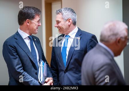 Bruxelles, Belgique. 20th octobre 2022. 2022-10-20 15:25:57 BRUXELLES - Premier ministre des pays-Bas Mark Rutte en conversation avec le Chancelier fédéral d'Autriche Karl Nehammer lors d'un sommet européen. Le Conseil européen a examiné, entre autres, l'Ukraine, les questions énergétiques, économiques et les relations extérieures. ANP JONAS ROOSENS pays-bas Out - belgique Out crédit: ANP/Alay Live News Banque D'Images