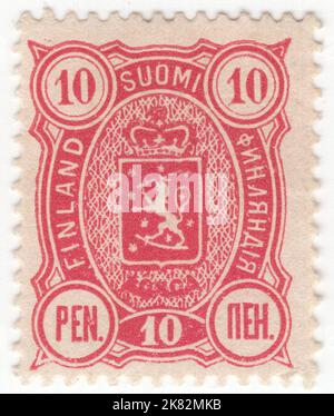 FINLANDE - 1890: Timbre-poste de carmin transparent de 10 penni représentant des armoiries et des cornes de poteau dans un cadre ovale Banque D'Images