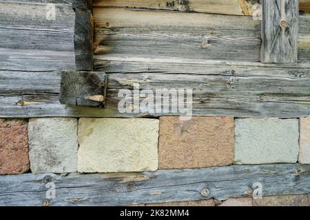 Harmonie de pierre et de bois dans la Mosquée Artvin Savsat Ilica Village Banque D'Images