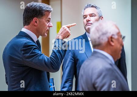 Bruxelles, Belgique. 20th octobre 2022. 2022-10-20 15:26:25 BRUXELLES - Premier ministre des pays-Bas Mark Rutte en conversation avec le Chancelier fédéral d'Autriche Karl Nehammer lors d'un sommet européen. Le Conseil européen a examiné, entre autres, l'Ukraine, les questions énergétiques, économiques et les relations extérieures. ANP JONAS ROOSENS pays-bas Out - belgique Out crédit: ANP/Alay Live News Banque D'Images