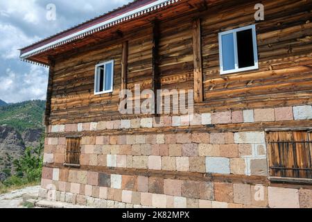 Harmonie de pierre et de bois dans la Mosquée Artvin Savsat Ilica Village Banque D'Images