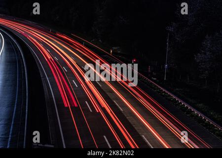 Autobahn mit Landstraße und fahrenden Fahrzeugen Banque D'Images