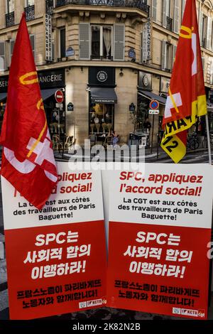 Paris, France. 20th octobre 2022. Rassemblement de la CGT de Paris devant Paris Baguette pour la Journée mondiale des droits des salariés de la société coréenne SPC, propriétaire de la marque Paris Baguette. Paris, France sur 20 octobre 2022. Les manifestants ont rendu hommage à un travailleur coréen décédé alors qu'il travaillait en Corée sur 15 octobre. Photo de Pierrick Villette/ABACAPRESS.COM crédit: Abaca Press/Alay Live News Banque D'Images
