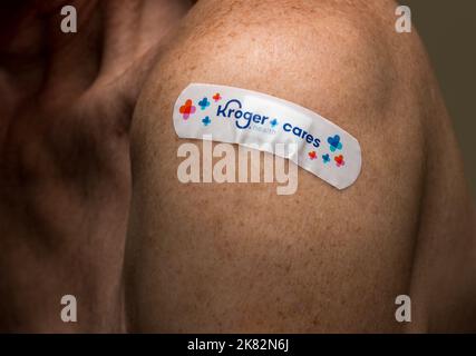 Morgantown, WV - 20 octobre 2022 : homme âgé avec Kroger couvrant la grippe ou le vaccin contre le covid à l'épaule Banque D'Images