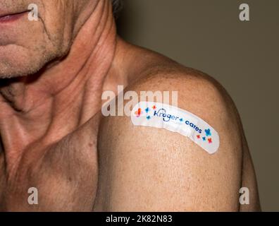 Morgantown, WV - 20 octobre 2022 : homme âgé avec Kroger couvrant la grippe ou le vaccin contre le covid à l'épaule Banque D'Images