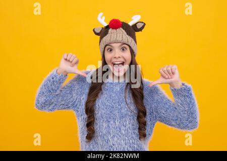 Mode bonne jeune femme en tricot chapeau et chandail s'amusant sur fond bleu coloré visage excité, gai émotions de l'adolescente fille. Banque D'Images