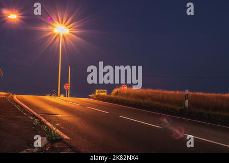 Autobahn mit Landstraße und fahrenden Fahrzeugen Banque D'Images