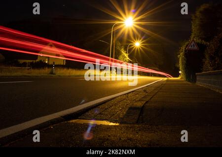 Autobahn mit Landstraße und fahrenden Fahrzeugen Banque D'Images