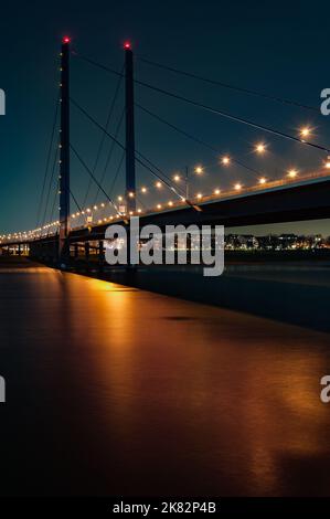 Passerelle au-dessus du Rhin la nuit à Düsseldorf Banque D'Images